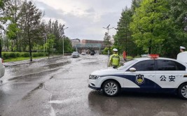 全力守护寒潮天气道路交通安全(寒潮结冰路段积水交警)