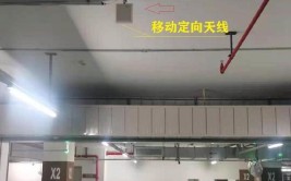 饰板元件可在覆盖位置与收装位置之间移动(所述车辆覆盖区域位置)