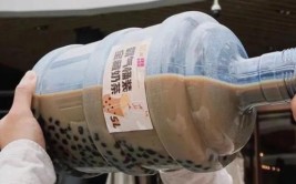 袋装、桶装你喝过吗？(奶茶饮品喝过玩出新花样)