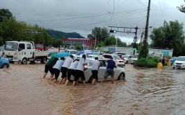 道路积水影响市民出行 济南公交车队购抽水泵排水保障运行(积水抽水车队公交闪电)