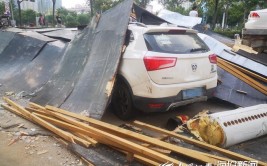 暴雨掀翻泰安一楼房顶棚致三辆车被砸 居民质疑住户私自加盖(顶棚加盖住户掀翻暴雨)