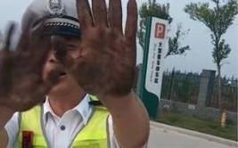 「网警提醒」汽车抛锚怎么办？这位司机拿出了价值4000元的“三角警告牌”！(警告牌抛锚出了提醒司机)