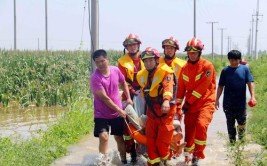 漯河民警紧急救援(钢圈民警救援掉落路面)