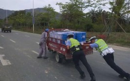 车辆故障坏在路上 交警合力帮忙推车(车辆交警故障民警驾驶人)