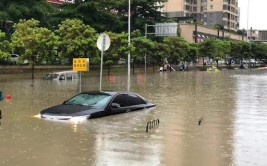 外边下大雨车里下小雨 小鹏P7被曝漏水严重(漏水小鹏外边车里车主)