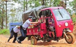 平安守护｜车子电瓶不给力 贴心民警帮忙推车保平安(民警驾驶员车子巡逻车辆)