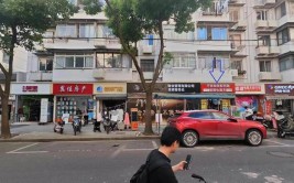 店招迟迟批不下来扯块布遮挡上海杨浦这家店的店招设置难题终解开