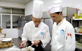 创业在新郑 | 从学徒到餐饮老板！新郑的他白手起家依靠......(学徒酒店白手起家老板餐饮)