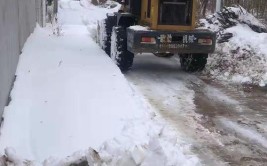 他们这样拼(铲车抗击这场积雪暴雪)