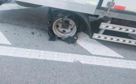 “施救车”主动帮忙 爆胎车主一阵感动后被要钱(施救轮胎车主帮忙要钱)