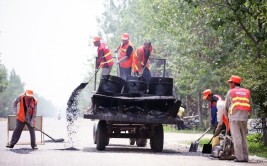 烈日炎炎江宁公路养护工还在辛苦忙碌