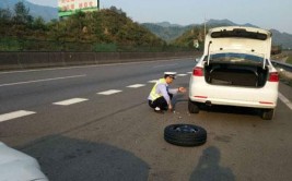 暖心一幕丨周口高速交警寒风中帮助故障车辆更换轮胎(轮胎车辆交警寒风一幕)