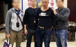 嫌疑人作案后换装逃离(保险柜店铺被盗民警嫌疑人)