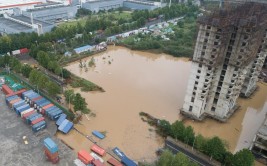 创建曝光台｜渭南城区多处路面因雨塌陷 市政工程部门正积极修缮(市政工程修缮路面塌陷多处)