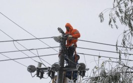 湖南娄底经开区电建企业组团打“雪仗”(抢修电力供电雨雪服务区)