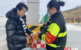 岳阳：车辆故障“罢工” “路灯”暖心解困(车辆工作人员解困路灯红网)