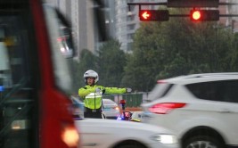 交警回复了(路口车辆东西向信号灯直行)