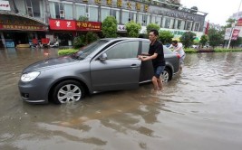 车突然熄火了！(熄火积水车窗涉水推到)