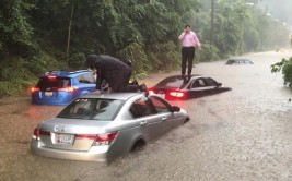 大雨来袭 内蒙古乌海城区7人被困车内 消防人员蹚水探路救人(被困探路人员车内央视)