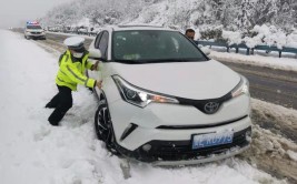 战风雪 护平安丨降雪来袭 交警工程科全力保障交通设施安全稳定运行(交警降雪保障交通设施风雪)