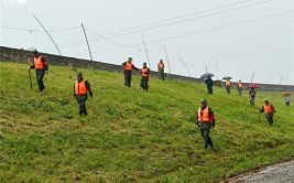 筑牢安全“堤坝”(防汛极目巡查排查堤坝)