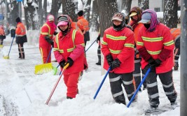 应对大雪：环卫连夜奋战 交警启动预案 更换雪地胎将“升温”(降雪雪地环卫预案更换)