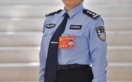 穿警服的“副书记”人见人爱(社区民警居民副书记群众)