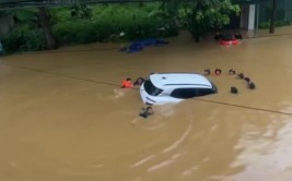 曾被暴雨击中的24小时：“水深将近一米，谁也救不了店了……”(暴雨谁也水深一米击中)