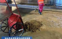 浑身淋个湿透的市民拨打“12345”提出了这个建议……(步道滨江市民望江避雨)