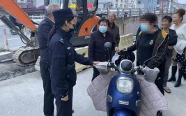 不慎撞倒电动车 主动报警寻车主(王女士襄阳民警车主电动车)