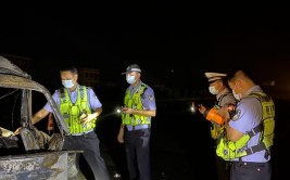 面包车司机被烧身亡！交警一查：事情真的不简单……(面包车火势交警身亡不简单)