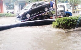 石家庄这个地方一片汪洋(积水记者这个地方下雨拖车)