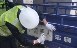 喷涂警示标语 筑牢安全防线—景洪交警持续开展三轮车警示标语喷涂工作(喷涂警示标语交警工作)