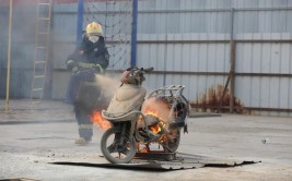 维修电动车电瓶时起火 消防员紧急灭火(起火锂电池灭火地下室救援人员)