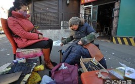 “爱心修鞋店”的春节坚守(永春修鞋金花夫妇摆摊)