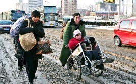 雪域上：难忘的记忆(便道民工台车的是师傅)