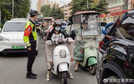 货车司机导航遇障碍 交警及时出现保障其通行(司机交警行驶执勤路线)