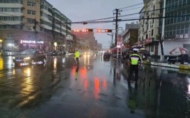 顶风雨、冒严寒！惠州交警坚守一线保畅通(路面清理路段巡逻公安局)