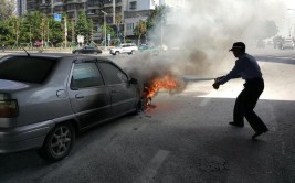 车辆自燃！民警果断处置(民警车辆自燃处置消防队)