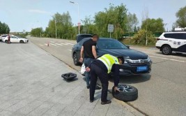 小货车变速箱故障 路警同护航(驾驶人服务区民警故障车辆)