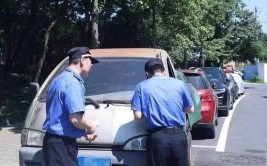 哈尔滨市公安局交警部门集中取缔“僵尸车”违法乱象(僵尸交警部门取缔停车交警)