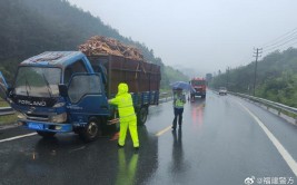 一段故事……连日暴雨，焦作公安逆雨而行(暴雨而行公安一张照片民警)