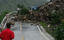 铜川王益暴雨致使两处护坡滑塌部分城市道路积水严重(护坡暴雨积水致使两处)