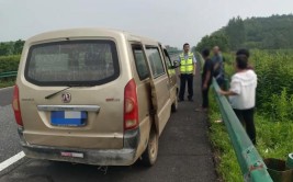 车辆水箱损坏抛锚半途 邯郸交巡警及时救助(面包车车辆民警抛锚拖车)