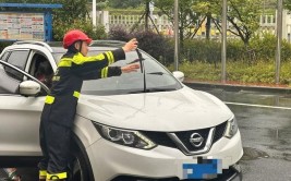 巡检人员来帮忙(雨刮器巡检师傅钱江晚报收费站)