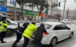 吉首：冰雪冻雨来袭 各部门全力保平安(冰雪冻雨车辆结冰路面)