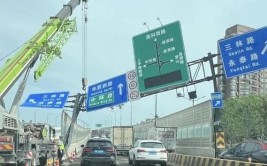 龙门架变形严重“眼看要倒下”！警方通报(隔音墙龙门变形通报倒下)