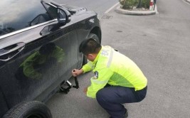 锦州交警：不会换轮胎的交警不是好交警！(交警老人轮胎警服民警)