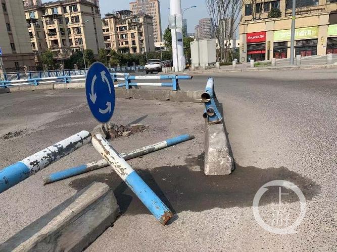 万年西路转盘隔离墩移位脱节严重 管理部门：会核实维修处理(隔离转盘移位西路万年) 汽修知识