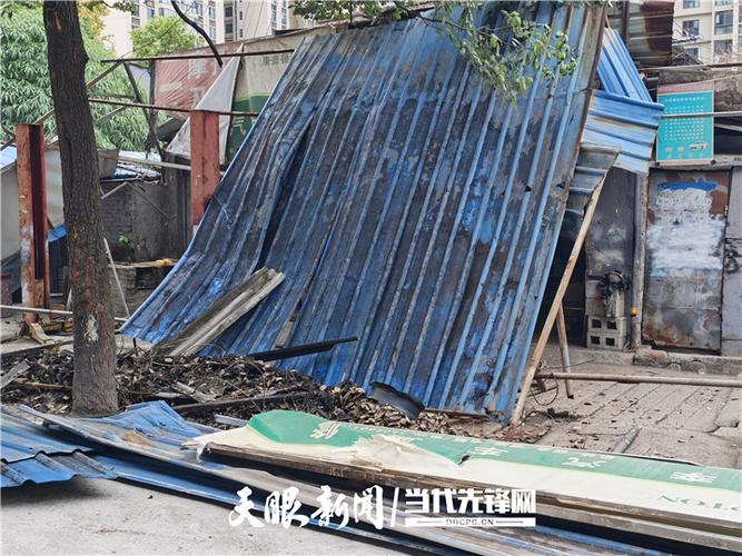 拆！贵阳一快修店占用道路违规搭建棚架影响市容(棚架市容搭建占用违规) 汽修知识